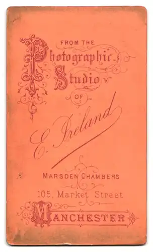 Fotografie E. Ireland, Manchester, 105 Market Street, Gutbürgerliche Dame mit freundlichem Lächeln