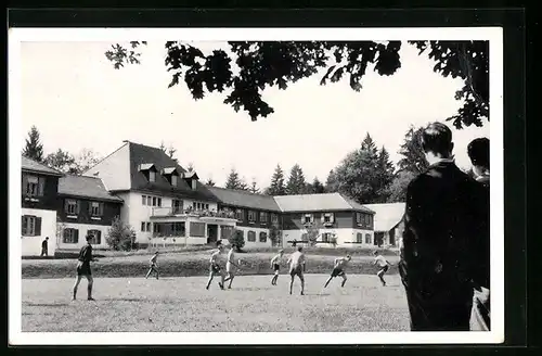 AK Velden am Wörthersee, Jugenderholungsheim Cap Wörth, Jugendliche beim Fussballspiel