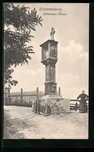 AK Klosterneuburg, Dame mit Schirm vor dem Schwarzen Kreuz