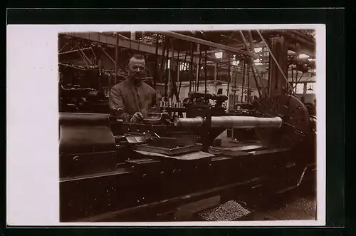 Foto-AK Fabrikarbeiter an einer Maschine