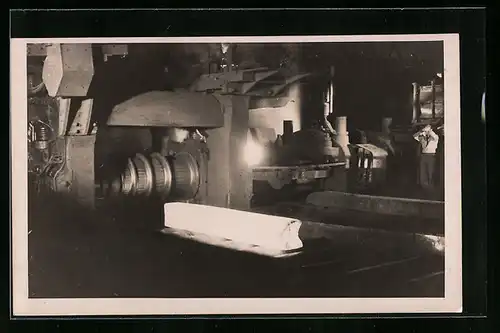 Foto-AK Arbeiter an der Maschine in einer Fabrik