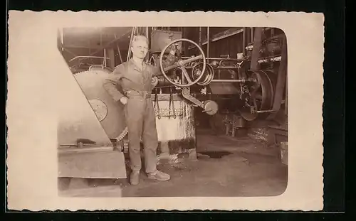 Foto-AK Fabrikarbeiter an einer Maschine