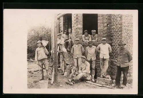 Foto-AK Bauarbeiter vor gebautem Haus, Handwerk