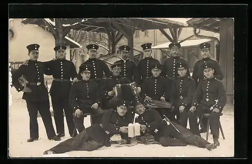 Foto-AK Soldatengruppe mit Akkordeon und Zither