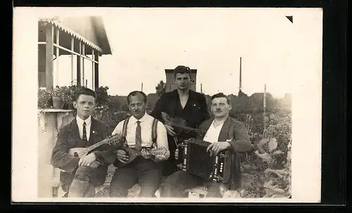 Foto-AK Vier Musiker mit Geige, Mandolinen und Knopf-Akkordeon