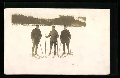 Foto-AK Drei Skiläufer stehen im Schnee