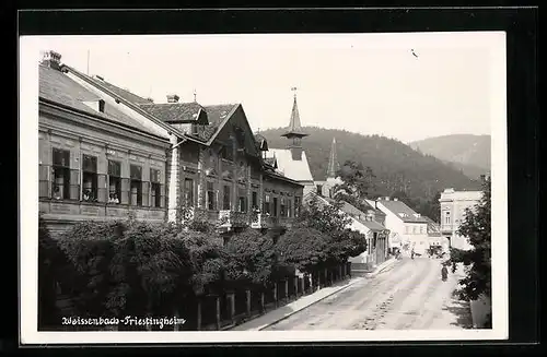 AK Weissenbach-Triestingheim, Strassenpartie mit Kirchturm