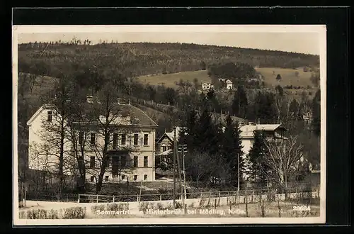AK Hinterbrühl, Ortsansicht mit Hügeln