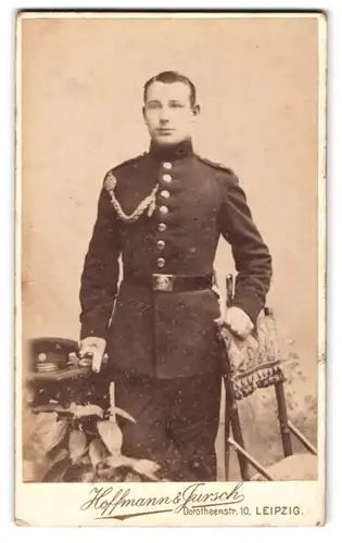 Fotografie Hoffmann & Jursch, Leipzig, Dorotheenstr. 10, Soldat in Uniform mit Schützenschnur