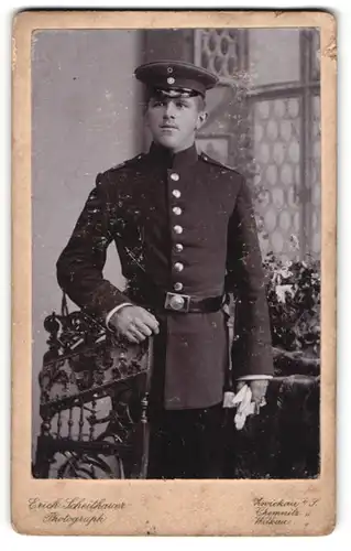 Fotografie Erich Scheithauer, Zwickau i. S., Äussere Plauensche Str. 24, Soldat in Uniform mit Schirmmütze