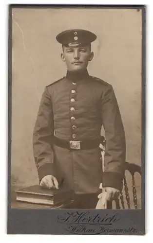Fotografie J. Hertrich, Wilkau, Hermannstr., Soldat in Uniform mit Schirmmütze