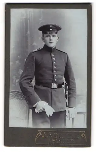 Fotografie A. Schwiebus, Leisnig i. S. Soldat in des Regiments No. 179 Uniform mit Schirmmütze
