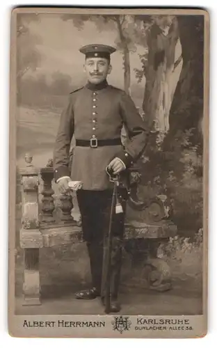Fotografie Albert Herrmann, Karlsruhe, Durlacher-Allee 38, Soldat in Uniform mit Degen