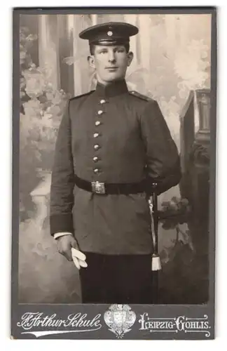 Fotografie F. Arthur Schule, Leipzig-Gohlis, Planitzstr. 15, Soldat in Uniform mit Schirmmütze