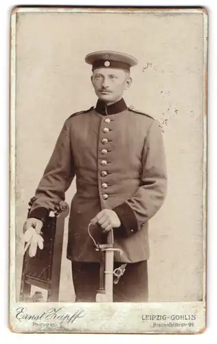 Fotografie Ernst Zapff, Leipzig-Gohlis, Breitenfelderstr. 99, Soldat in Uniform mit Degen