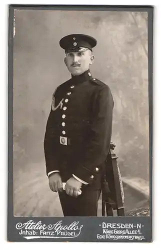 Fotografie Fritz Prügel, Dresden-N., König Georg-Allee 1 Ecke Königsbrückerstr., Soldat in Uniform mit Schützenschnur