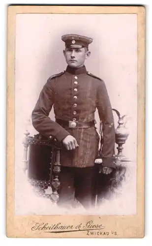 Fotografie Scheithauer & Giese, Zwickau i. S., Äussere Plauensche St. 24, Soldat in Uniform mit Schirmmütze