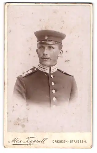 Fotografie Max Taggesell, Dresden-Striesen, Augsburgerstr. 9, Soldat in Uniform mit Schirmmütze