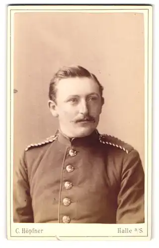 Fotografie C. Höpfner, Halle a. S., Poststr. 13, Soldat in Uniform mit Schulterstück