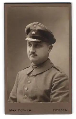 Fotografie Max Rother, Nossen, Waldheimerstr. 29, Soldat in Uniform mit Schirmmütze