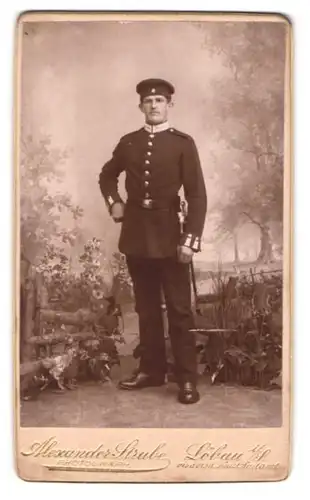 Fotografie Alexander Strube, Löbau i. S., Poststr. 309 B, Soldat in Uniform mit Schwert