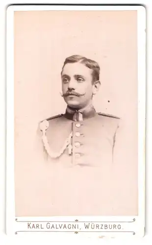Fotografie Karl Galvagni, Würzburg, Kettengasse 12, Soldat in Uniform mit Schützenschnur