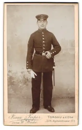 Fotografie Franz Pieper, Torgau a. d. Elbe, Spitalstr. 273, Soldat in Uniform mit Schirmmütze