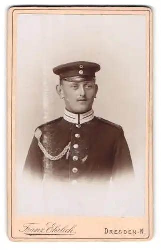 Fotografie Franz Ehrlich, Dresden-N., Königsbrücker-Str. 105, Soldat in Uniform mit Schirmmütze und Schützenschnur