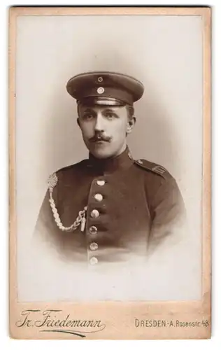Fotografie Tr. Friedemann, Dresden-A., Rosenstr. 48, Soldat in Uniform mit Schirmmütze und Schützenschnur
