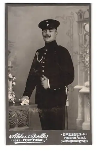 Fotografie Fritz Prügel, Dresden-N., König Georg-Allee 1 Ecke Königsbrückerstr., Soldat in Uniform mit Schützenschnur