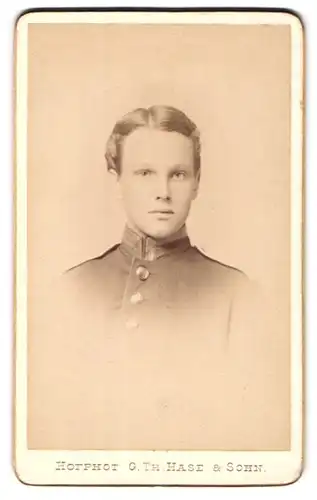 Fotografie G. Th. Hase & Sohn, Freiburg i. B., Karlsplatz 4, Soldat in Uniform