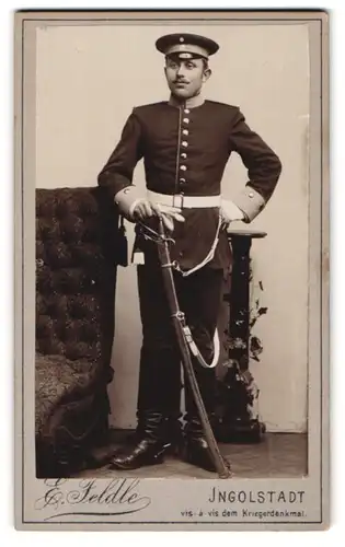 Fotografie E. Feldle, Ingolstadt, Soldat in Uniform mit Schirmmütze und Säbel
