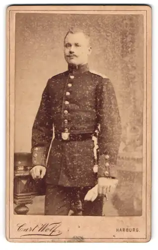 Fotografie Carl Wolf, Harburg, Soldat in Uniform mit Handschuhen