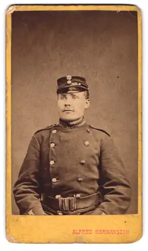 Fotografie Alfred Hermansson, Örebro, Soldat in Uniform mit Schirmmütze