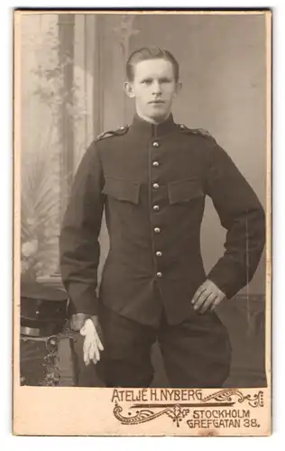 Fotografie H. Nyberg, Stockholm, Grefgatan 38, Soldat in Uniform mit Handschuhen