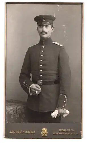 Fotografie Atelier Globus, Berlin-C., Rosenthaler Str. 27-31, Soldat in Uniform mit Schirmmütze