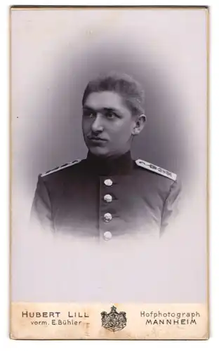 Fotografie Hubert Lill, Mannheim, Soldat in Uniform mit Schulterstück