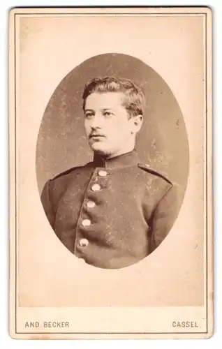 Fotografie Andreas Becker, Kassel, Vor dem Wesertor 2, Soldat in Uniform