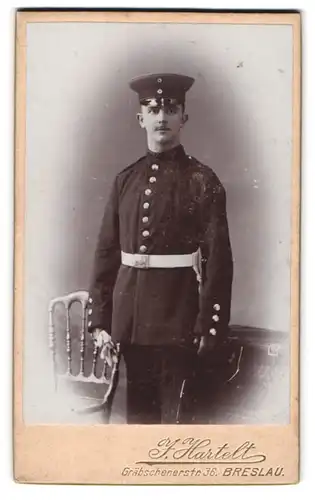 Fotografie J. Hartelt, Breslau, Gräbschenerstr. 36, Soldat in Uniform mit Schirmmütze