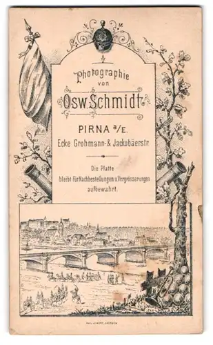 Fotografie Osw. Schmidt, Pirna a. E., Jackobärstr., Ansicht Pirna a. E., Blick auf die Stadt mit Soldaten, Pickelhaube