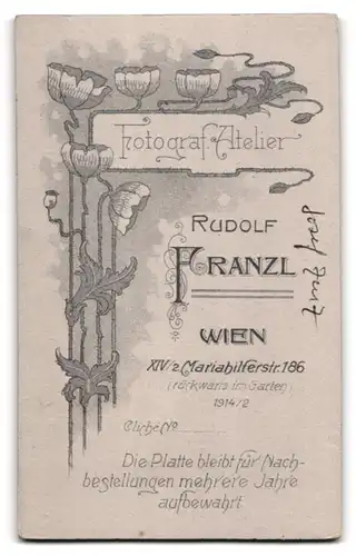 Fotografie Rudolf Franzl, Wien, Mariahilferstr. 186, junger Knabe im Anzug mit Halbhosen und Kerze zur Kommunion