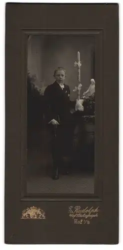 Fotografie E. Rudolph, Hof i. B., junger bayrischer Knabe im Kommunionsanzug mit langer Kerze in der Hand, Rosenkranz