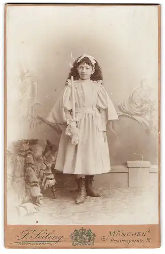 Fotografie J. Seiling, München, Prielmayerstr. 18, junges Mädchen mit lockigne Haaren im Kommunionskleid samt Kerze