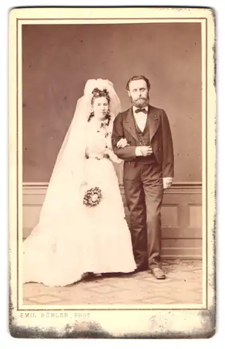 Fotografie Emil Bühler, Mannheim, B7 N1, älterer Herr mit seiner jungen Braut im Hochzeitskleid und Anzug, Brautstrauss