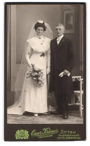 Fotografie Oscar Krämer, Zittau, Hospitralstr. 2, junges Brautpaar im Hochzeitskleid mit Schleier und im dunklen Anzug
