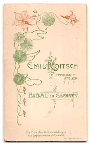 Fotografie Emil Roitsch, Eibau i. S., Eheleute im schwarzen Hochzeitskleid und Anzug mit Schleier und Zylinder