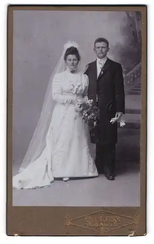 Fotografie Emil Roitsch, Eibau i. S., sächsisches Brautpaar im weissen Hochzeitskleid und im Anzug mit Chapeau Claque