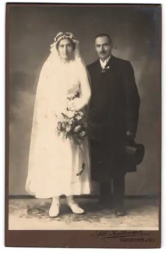 Fotografie Alb. Keilhacker, Taufkichen a. Vils, Hochzeitspaar im weissen Brautkleid und im Anzug mit Zylinder