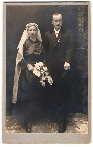 Fotografie A. Straub, München, bayrisches Brautpaar im schwarzen Hochzeitskleid und im Anzug, Brautstrauss