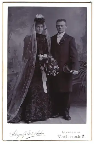 Fotografie Stapelfeld & Sohn, Limbach i. S., sächsisches Brautpaar im schwarzen Hochzeitskleid, Anzug mit Chapeau Claque